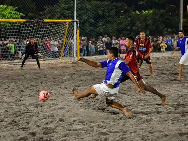 Conjunto Eduardo Ferreira e o Grêmio da Regina se enfrentam na Grande Final do Campeonato de Beach Soccer em Rio Tinto