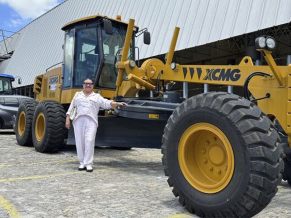 Prefeita Magna Gerbasi comemora conquista para Rio Tinto ao receber máquinas